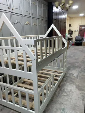تخت اطفال طابقين لون فاتح مميز خشب مرتب بحال الجديد