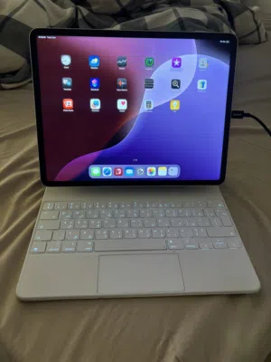 iPad Pro 12.9 (الجيل الخامس) M1 سعة 256GB + Apple Pencil + Magic Keyboard