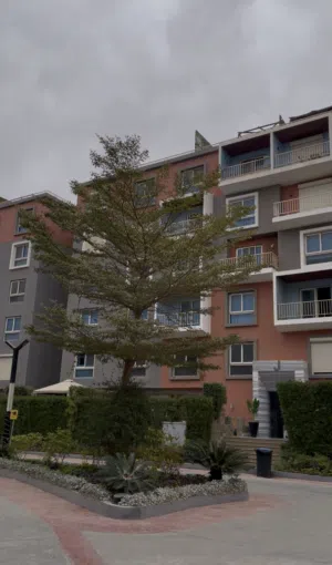 شقة متشطبة للبيع بالعفش و التكيفات استلام فوري امام Hyde Park التجمع الخامس ب 9 مليون