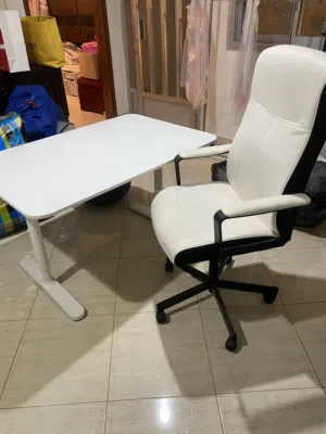 مكتب مع كرسي