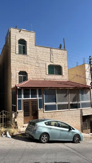 منزل مستقل 3 طوابق في المستنده بالقرب من الصحيه والحديقه