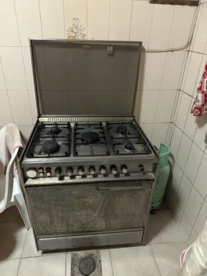 غاز يونيفرسال 5 عيون + فرن(شواية علويه وسفليه) – شغال ممتاز