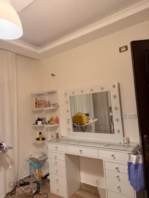 تسريحة مع أدراج و رفوف