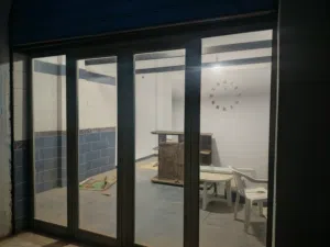 واجهة محل الومنيوم تركي اللون برونزي للبيع استعمال نظيف مقاس 273 عرض وارتفاع 215