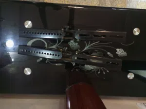 طاولة مع قواعد للتلفزيون