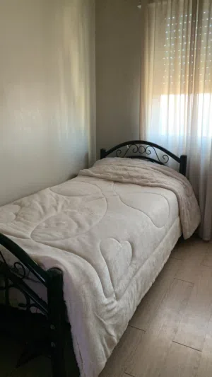 سرير عدد 2 حديد لون اسود بحالة جيدة للبيع التنين مع بعض