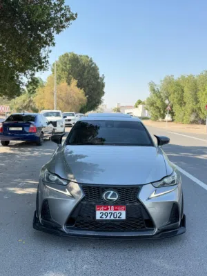 is300t موديل 2018  وارد امريكي  ماشي 200 الف كيلو  كت اف سبورت