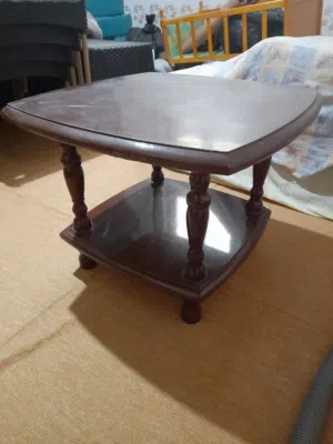 طاولة كلاسيكيه خشب لماع