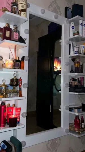 مرايا لون ابيض مع رفوف 10