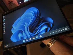 لابتوب وتابلت 2 في 1لينوفو شاشة تاتش وقابله للطوي بالكامل ويندوز 11 اصلي واوفيس 365 مفعل