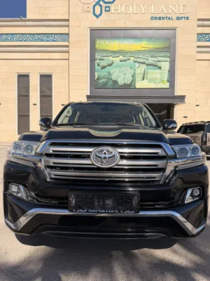 تويوتا لاند كروزر VXR 2017 – محرك 5.7 V8. 2017 Toyota Land Cruiser VXR 5.7 V8