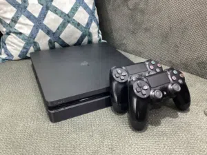 PS4 Slim 1TB نظيف جدًا مع يدين أصليات