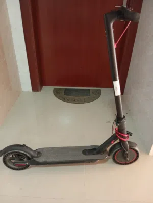 اسكوتر كهربائيّ نظيف (مستخدم فتره بسيطه ) أقرأ الوصف تحت