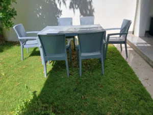 ستة كراسي و طاولة