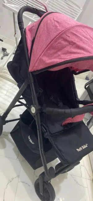 عربة أطفال Petit Bébé بحالة جيدة للبيع