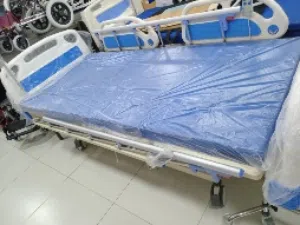 سرير طبي متحرك (التواصل لأخذ السعر )
