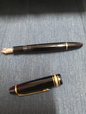 Mont blanc fountain pen, original gold tip، never been used قلم مونت بلانك اصلي، حبر سائل, لم يستخدم
