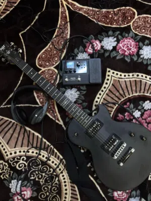 SOLO II SGR BY SCHECTER AND VALETON GP-100