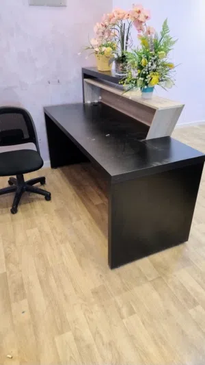 كاونتر استقبال مستعمل للبيع