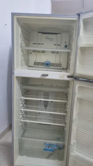 ثلاجه مع فريزل امورها طيبه