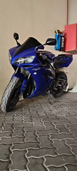 للبيع Yamaha YZF-R1 موديل 2004 دراجة سوبر سبورت قوية وأيقونية، حالة نظيفة ومهتم فيها بشكل جيد