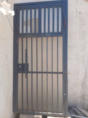 باب حديد خارجي