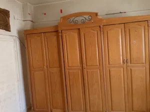 خزانة ملابس بحالة ممتازة