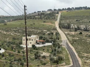 مزرعه للبيع ذات اطلاله خلابه على جبل وقريبه من الخدمات