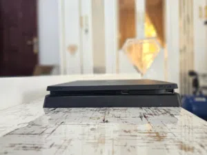 2 اجهزة PS4 سلم 9.00 مختم مع يدين بسعر التراب خربنا الاسعار على السوق !!!