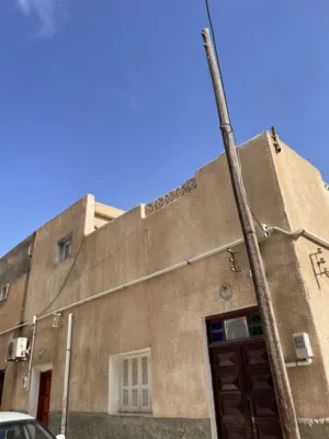 منزل ارضي ف منصوره ورق ميه ف ميه بحده بي جانب نادي ناصر يوجد بيه ملحق مفصول باب بروحه شارع واسع
