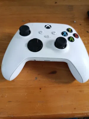 السلام عليكم نبي دراع xbox serise S رابش بسعر معقول
