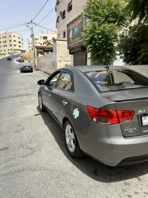 سيارة كيا فورتي 2010 موديل رمادي مع دهان أصلي، صالون سيدان، مرخصة ومجمركة