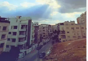 شقة طابقية فاخرة للبيع في دير غبار مع ديكورات وتشطيبات عصرية