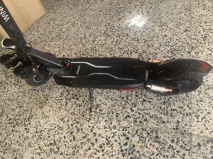 سكوتر كهربائي نظيف