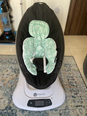 هزّازة/مرجيحة ذكية للرضّع من 4moms تعمل بالكهرباء، مصممة لتهدئة الطفل بحركات هادئة تحتاج صيانه