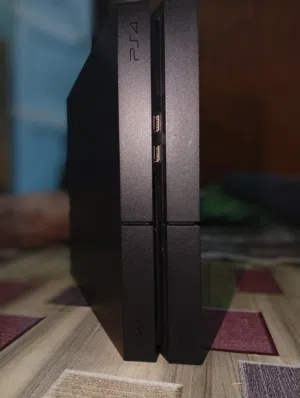 PS4 مستعمل أخو الجديد مامصلح   ولامفتوح مع جوستكات ثنين جدد