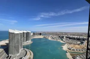 شقة للبيع3 غرف استلام قريب متشطبه بالكامل فيو الابراج والبحر في مزارين العلمين الجديدة بمقدم 600 الف