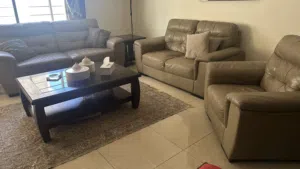 طقم كنب جلد من (هوم سنتر) مشحون شحن خاص من الامارات بحالة جيدة جدا وحجمه كبير وتنجيده ممتاز