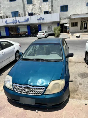 تويوتا كورولا 2002 XLI أبيض موديل خليجي صالون أوتوماتيك مع جنوط وزجاج كهربائي