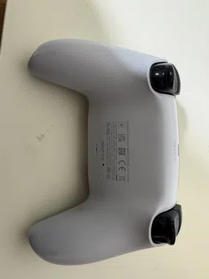 يد تحكم PS5 مستخدمه