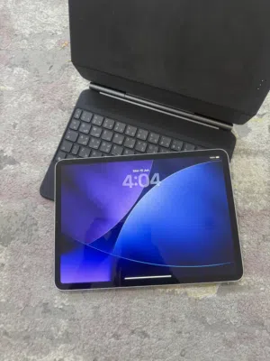 ايباد برو 11 انش 2020 128gb نظيف جدا وبحاله ممتازه ومعه ماجيك كيبورد ابل اصلي
