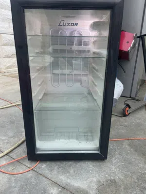 ثلاجة مكتب باب كزاز لون اسود