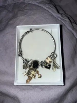 إسوارة أنيقة بحالة ممتازة – اللون ثابت