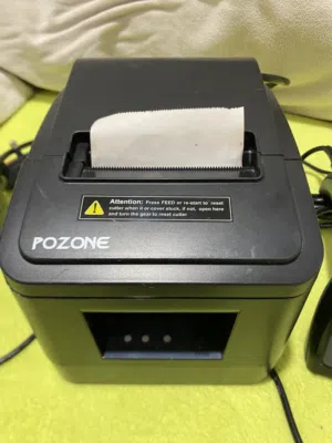 طابعة فواتير حرارية POZONE مع قارئ باركود بحالة ممتازة لنقاط البيع (POS)