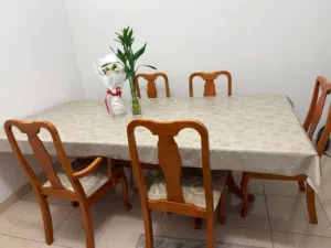 للبيع طاولة طعام وخمس كراسي مقاس الطاولة 240 طول و115متر