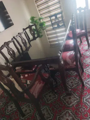 طاولة سفره مع 8 كراسي بحال الوكاله استعمال شهر