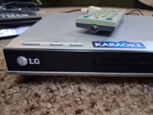 Dvd للبيع معه 120سي دي نوع LG شغال