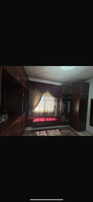 كنب ضيوف وطاولة سفرة مع دولسوار وغرفة ملابس