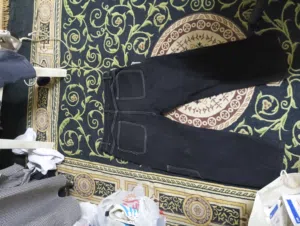 بنطال جينز اسود به تطاريز بيضاء