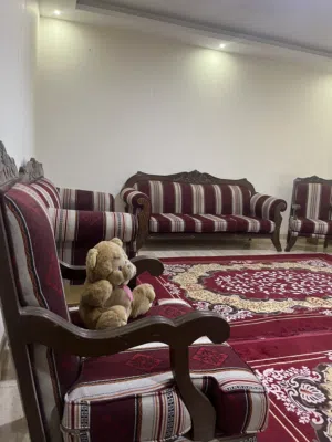 طقم كنب كلاسيك بحالة الوكالة - 7 مقاعد - نظافة توب